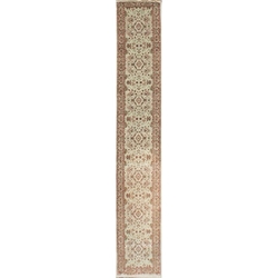 Pune Hand Knotted Rug 26" x 20 